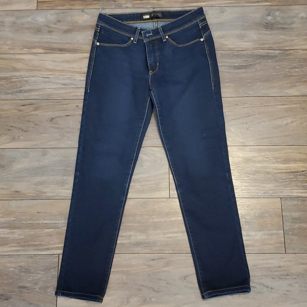 Levi's Revel slight curve skinny Jean size 27